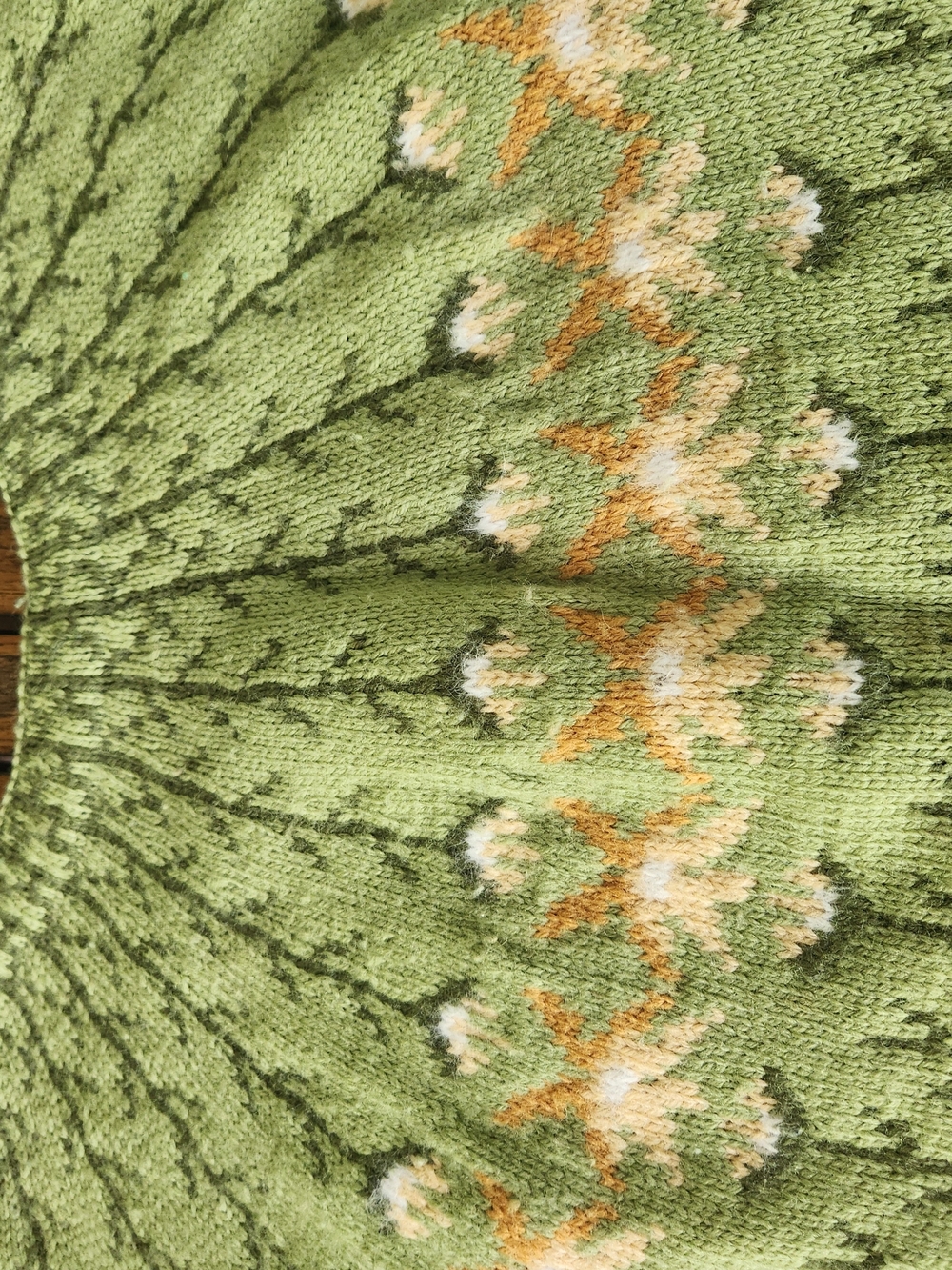 Vintage Handmade in Denmark 100% Pure Wool Green Floral Fair Isle Yoke Sweater - Picture 3 of 8